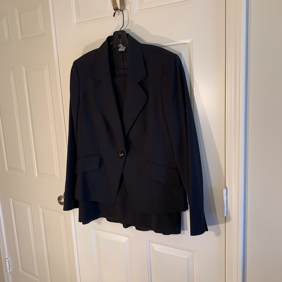 Ellen Tracy Dresses & Skirts - Ellen Tracy black two piece skirt suit